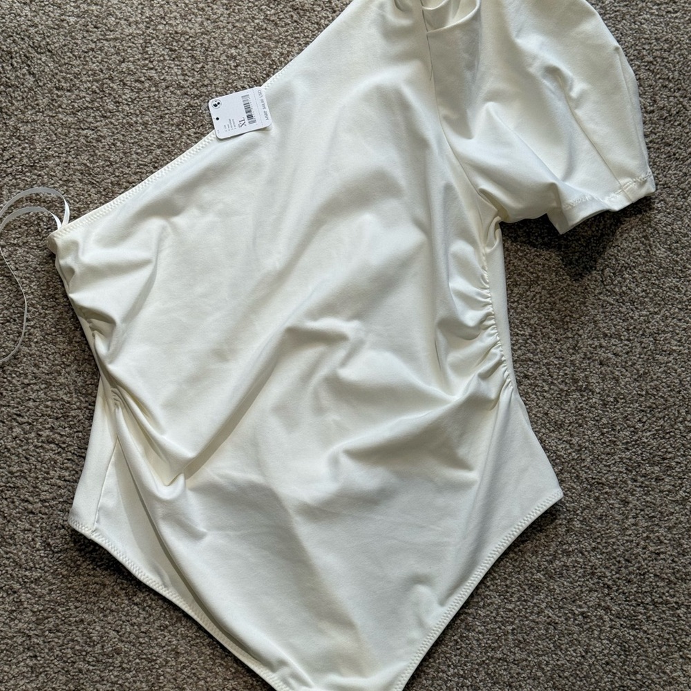 NWT FREE PEOPLE: Elegant White One-Shoulder Bodysuit W: XL